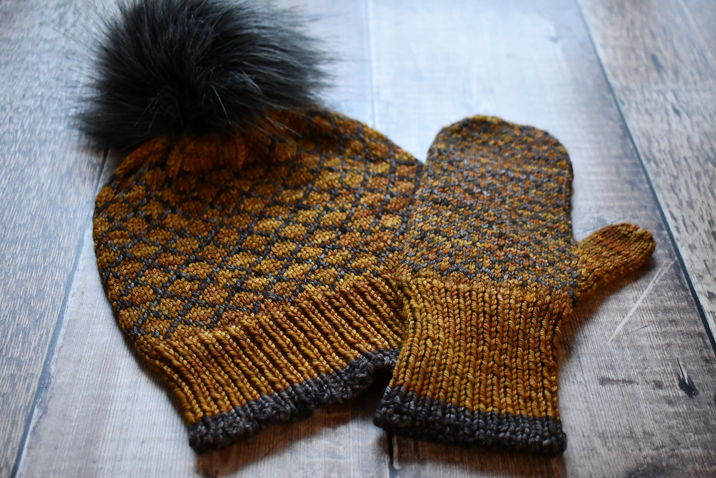 Fyberspates Pattern - True Queen Hat and Mitts Set