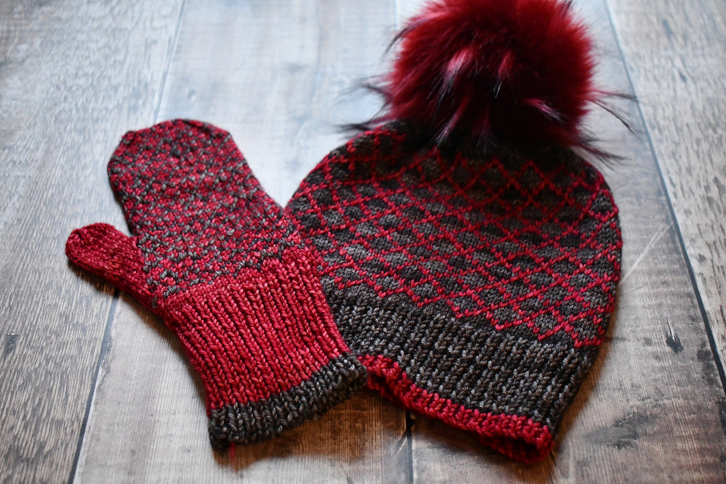 Fyberspates Pattern - True Queen Hat and Mitts Set